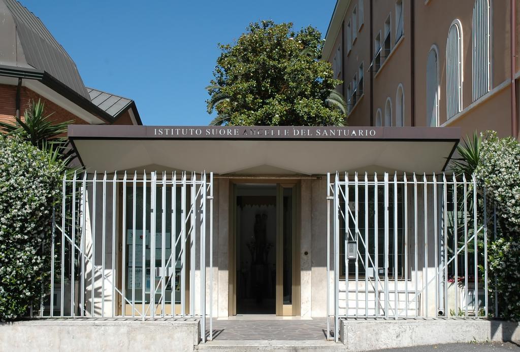 Casa Religiosa Per Ferie Ancelle Del Santuario Hotel Rome Exterior photo