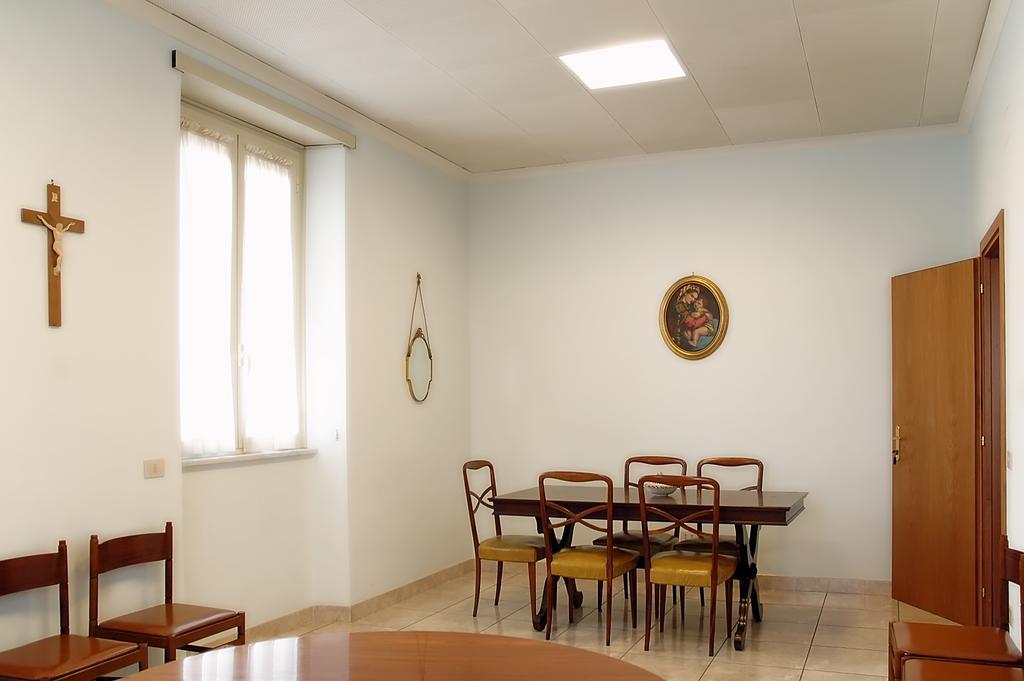 Casa Religiosa Per Ferie Ancelle Del Santuario Hotel Rome Exterior photo