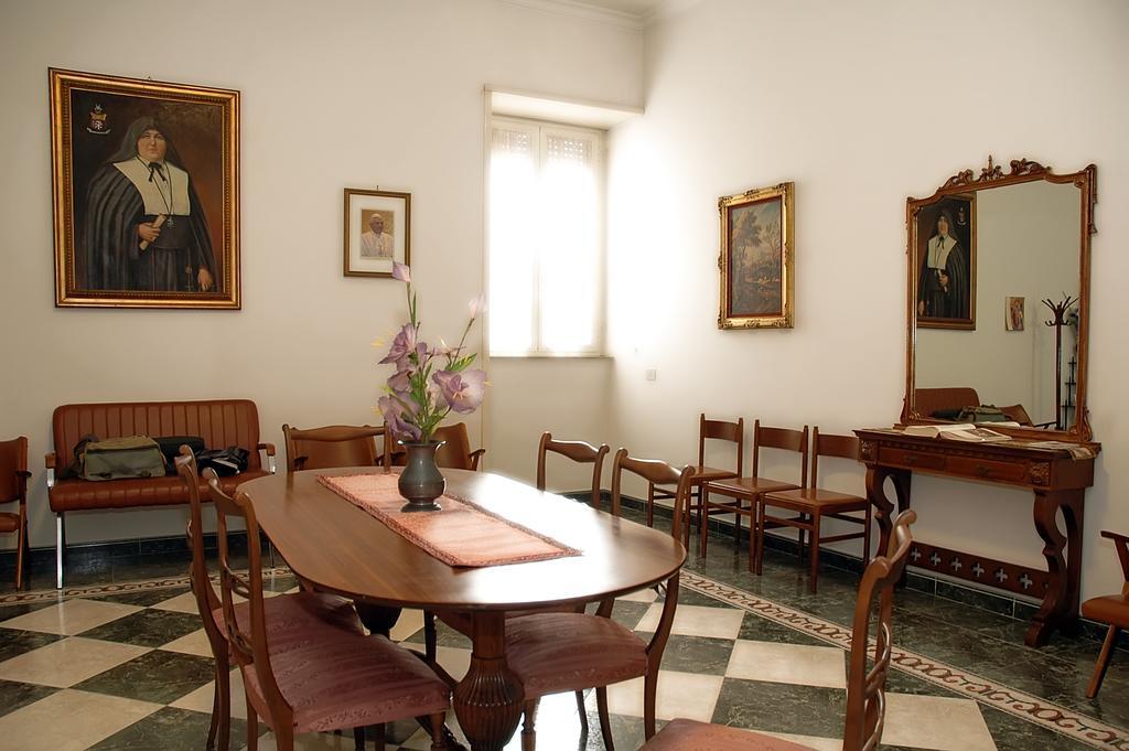 Casa Religiosa Per Ferie Ancelle Del Santuario Hotel Rome Exterior photo